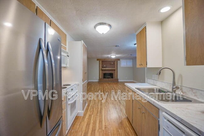 Building Photo - 2218 E 18th St