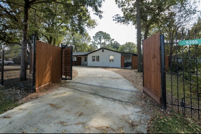 Gate to parking & front yard entrance - 9305 Emnora Ln