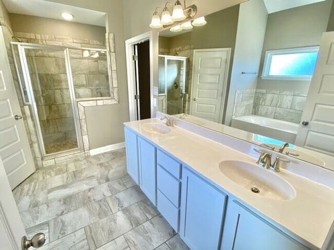 Building Photo - Now Leasing A 4 Bedroom 3 Bath Home In Oak...