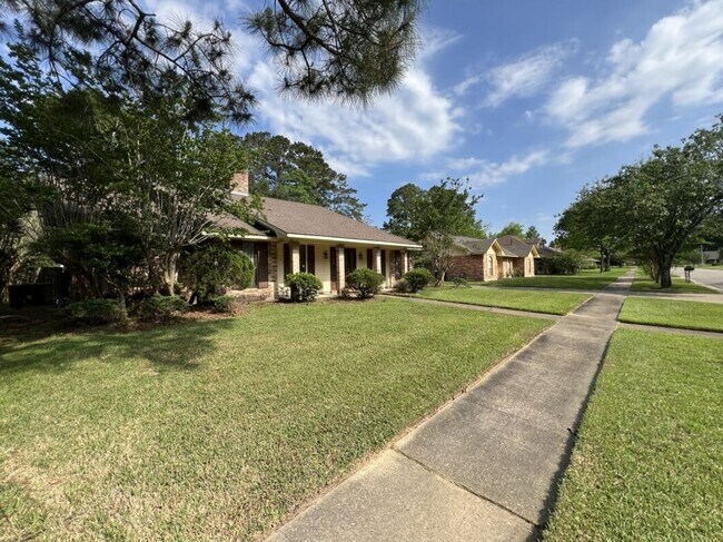 Building Photo - Spacious 4BR Brick Home with Office, Fireplace & Fenced Yard in Parkwood Terrace