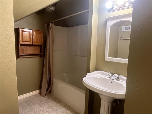 Building Photo - 10001 Hill Top Dr