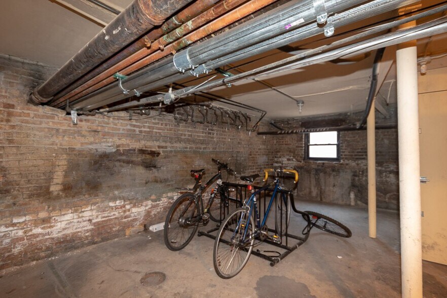 Building Photo - 728 W Addison St
