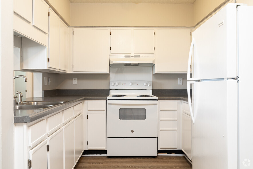 2BR, 1BA - 785SF - Kitchen - West Village Apartments