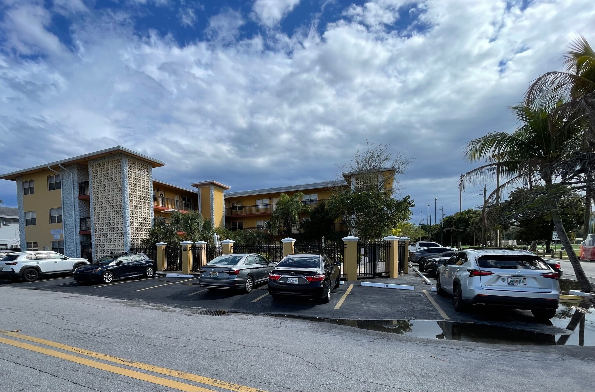 Building Photo - 744 NE 14th Ave