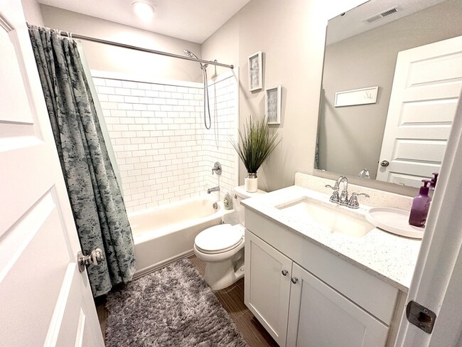 Building Photo - Furnished House in Avon