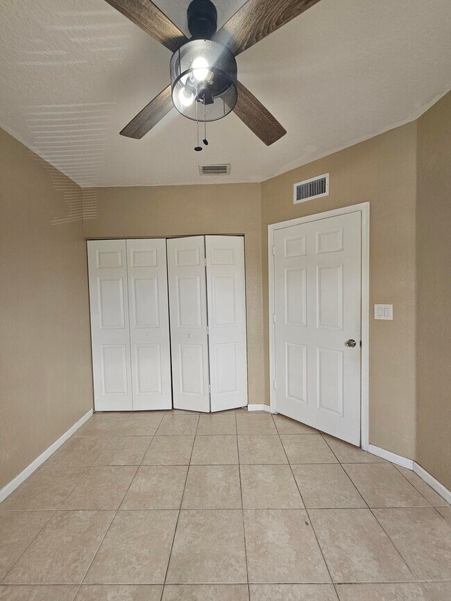 Building Photo - 1157 Golden Lakes Blvd