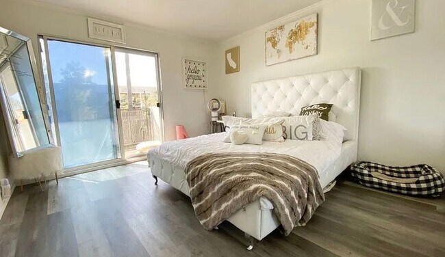 Building Photo - **1139 E Ocean Blvd #301 Long Beach** Upstairs 1 bedroom 1 bath !!2 weeks free OAC!!