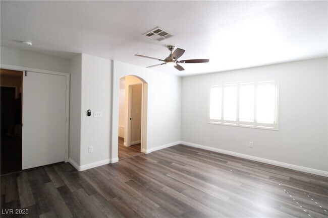 Building Photo - 301 Laguna Glen Dr
