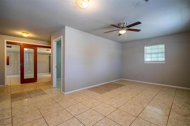 Building Photo - 4212 Village Green Dr