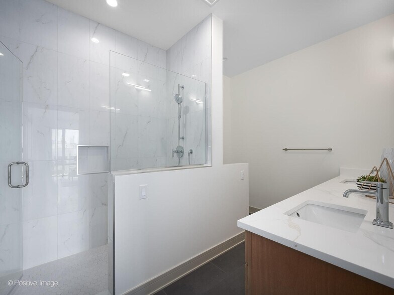 Building Photo - 3202 N Racine Ave