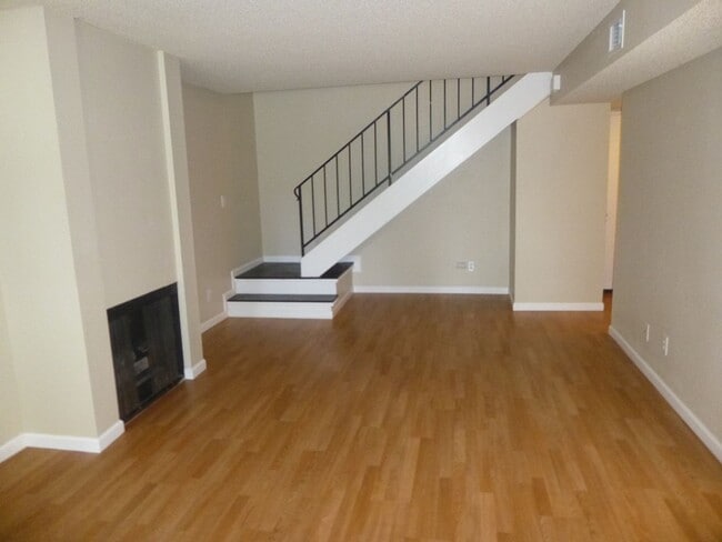 Building Photo - Knollwood Terrace Townhome in Orcutt Area