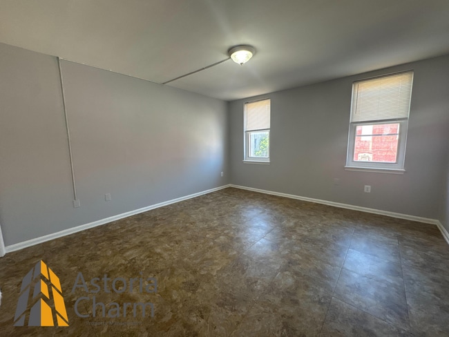 Building Photo - Updated 2 Bedroom Home with Modern Kitchen