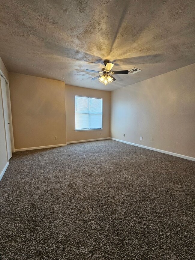 Building Photo - (3) Bed/(1.5) Bath Townhome Avail NOW!