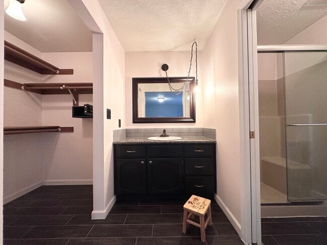 Building Photo - 3 Bed 2.5 Bath 3 Level Home w/ Furnished B...