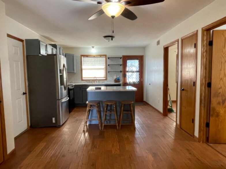 Building Photo - 1610 N Hume Ave