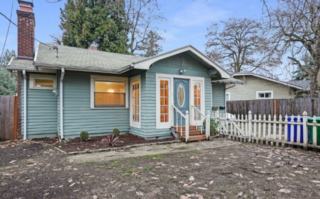 Building Photo - Updated 3br/2ba home with bonus room and f...