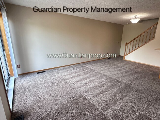 Building Photo - Apple Valley 2 Bedroom Town Home, Patio, Fireplace, 1 Car Garage, AC, New Carpet