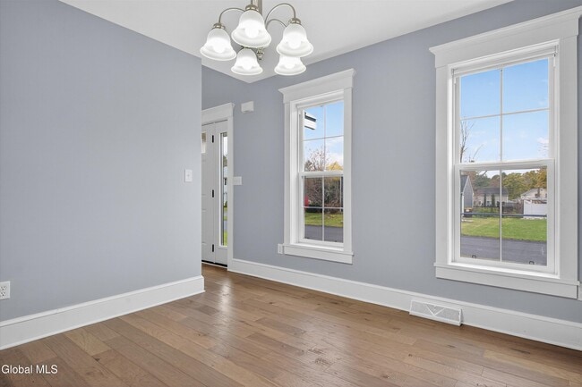 Building Photo - 716 Adams Cir