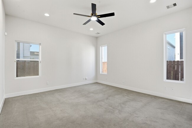 Building Photo - 5519 Paraiso Pl