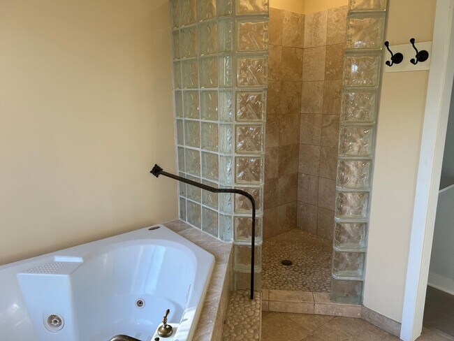 Building Photo - 2015 Franklin Ave E