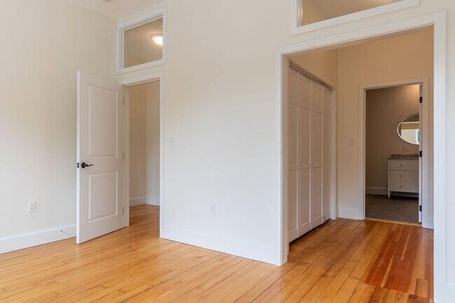 Building Photo - 21 Central St