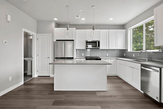 Building Photo - Beautiful End Unit at Overlook Station