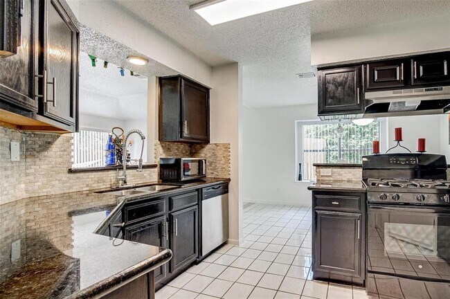 Building Photo - 8003 Goldengrove Dr