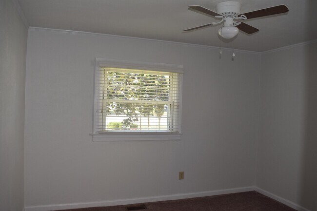 Building Photo - 310 La Salle Ave