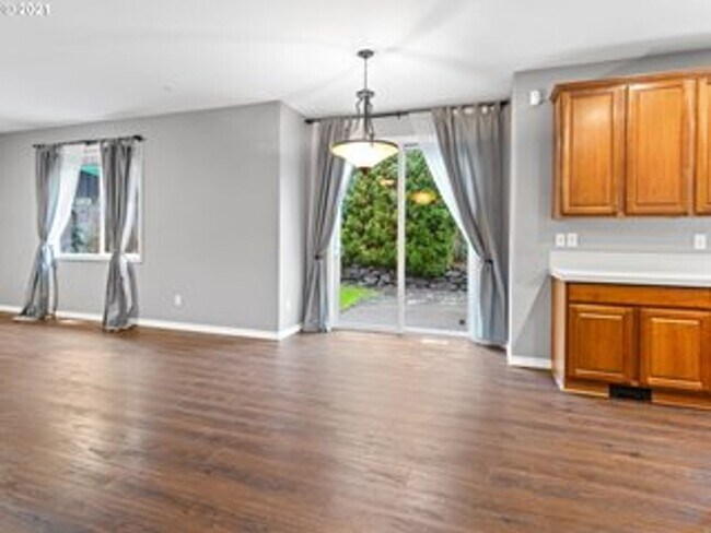 Building Photo - Happy Valley 4 Bedroom Home
