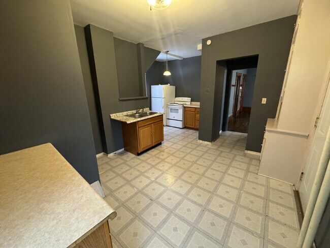 Building Photo - 405 N Queen Ave