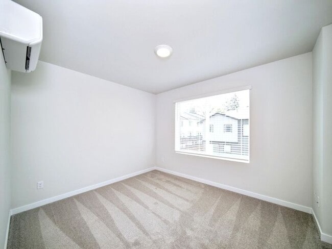 Building Photo - Charming 3-Bedroom Townhome with Modern Am...