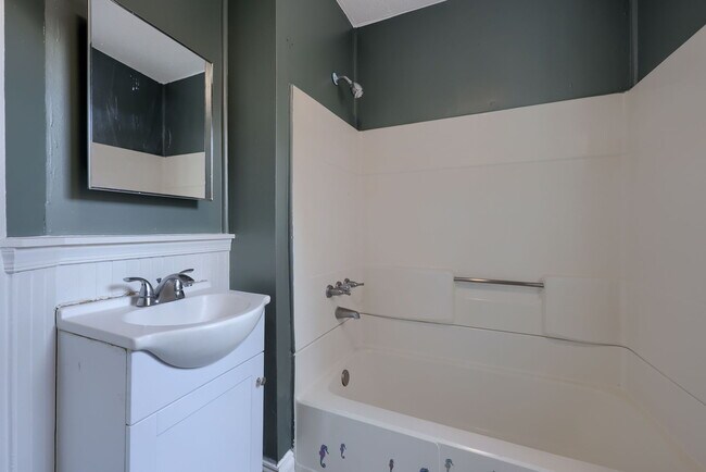 Building Photo - 227 S Ann St