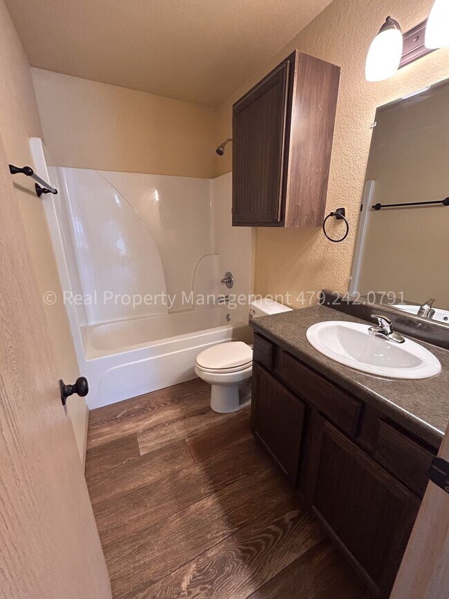 Building Photo - MOVE IN SPECIAL! HALF OFF MOVE IN RENT! Re...