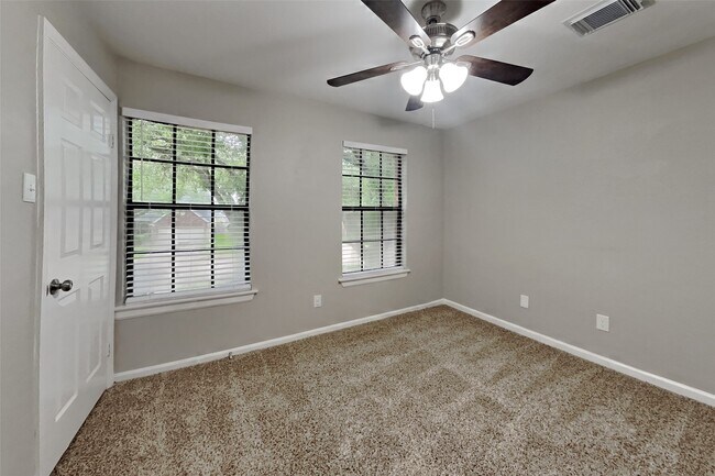 Building Photo - 3323 Colonel Ct Dr