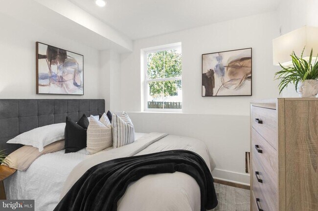 Building Photo - 7037 Ridge Ave