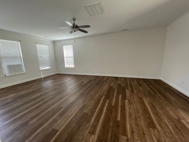 Building Photo - Sign a 12-month lease now and receive the ...