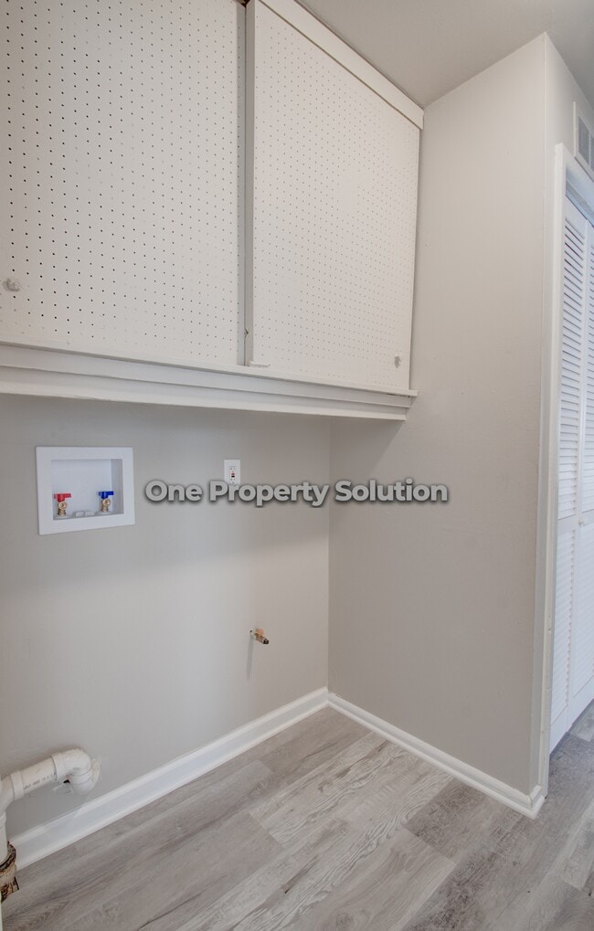 Building Photo - 1062 Hovey St