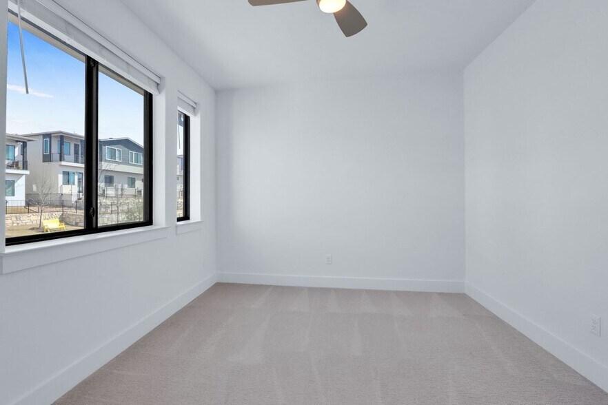 Building Photo - 2050 Lohmans Spur