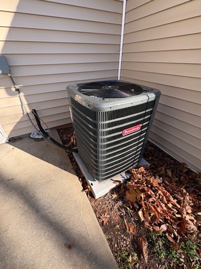 Building Photo - Cozy Living