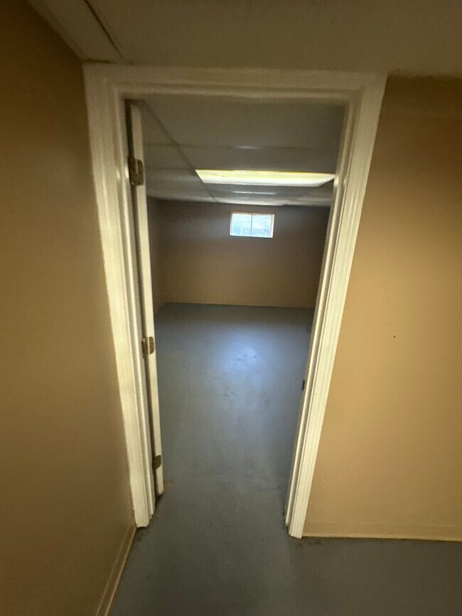Building Photo - Great 3-bedroom w/ BONUS room in basement!...