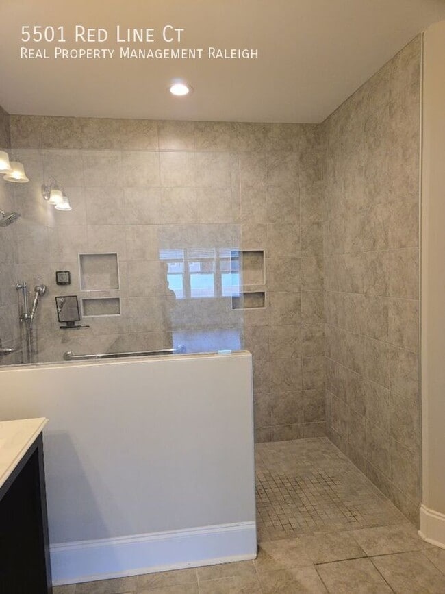 Building Photo - 5501 Red Line Ct