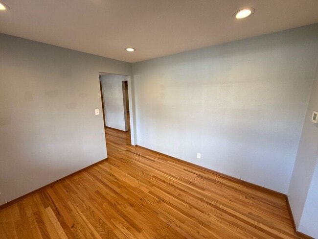 Building Photo - 610 Liberty St SE