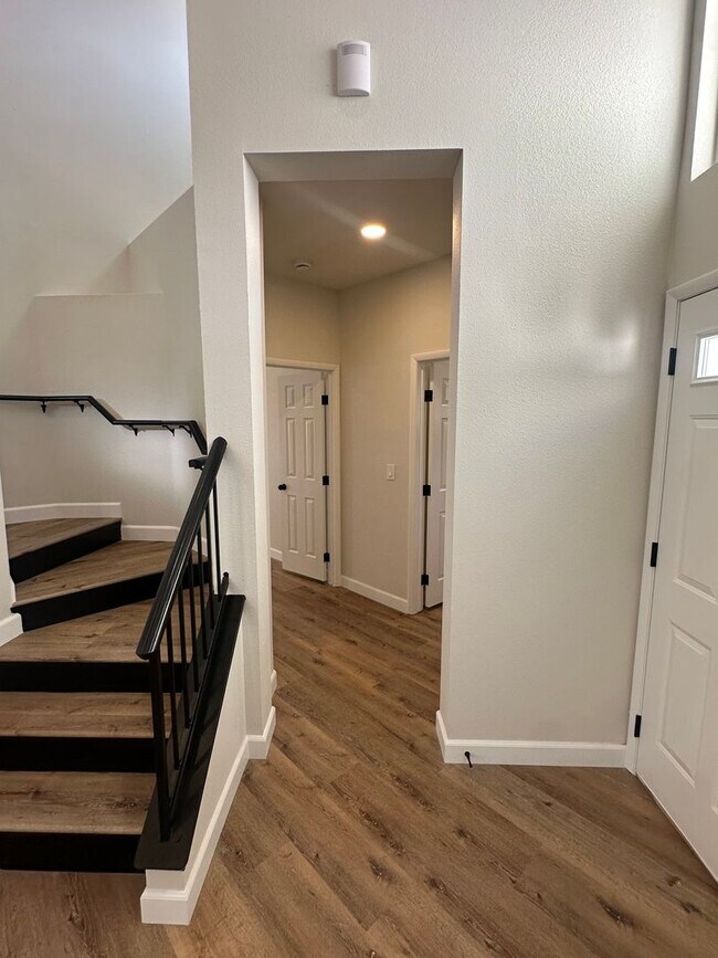 Building Photo - STUNNING DESERT SHORES MINUTES FROM THE LAKES!!!