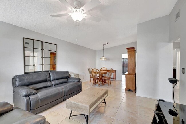 Building Photo - 8182 SE Villa Way