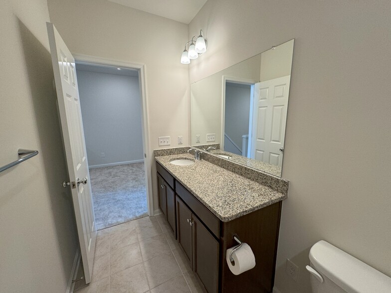 Single vanity in common bathroom - 111 Peyton Pl