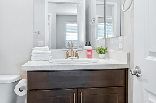 Building Photo - 1024 Saker Falcon Dr