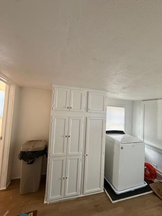 Building Photo - Charming Cottage in the trendy downtown area near Greenfield Lake Park