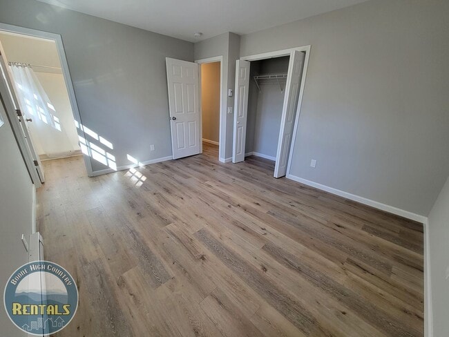 Building Photo - Adorable and Spacious Ranch Close to Town!