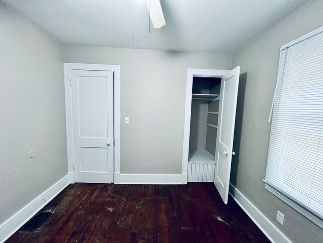 Building Photo - Two Bedroom House with Detached Garage-Section 8 Accepted