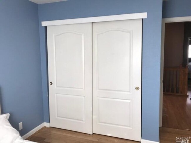 Building Photo - Gorgeous 3 bedroom 2.5 bath 2 story Townho...